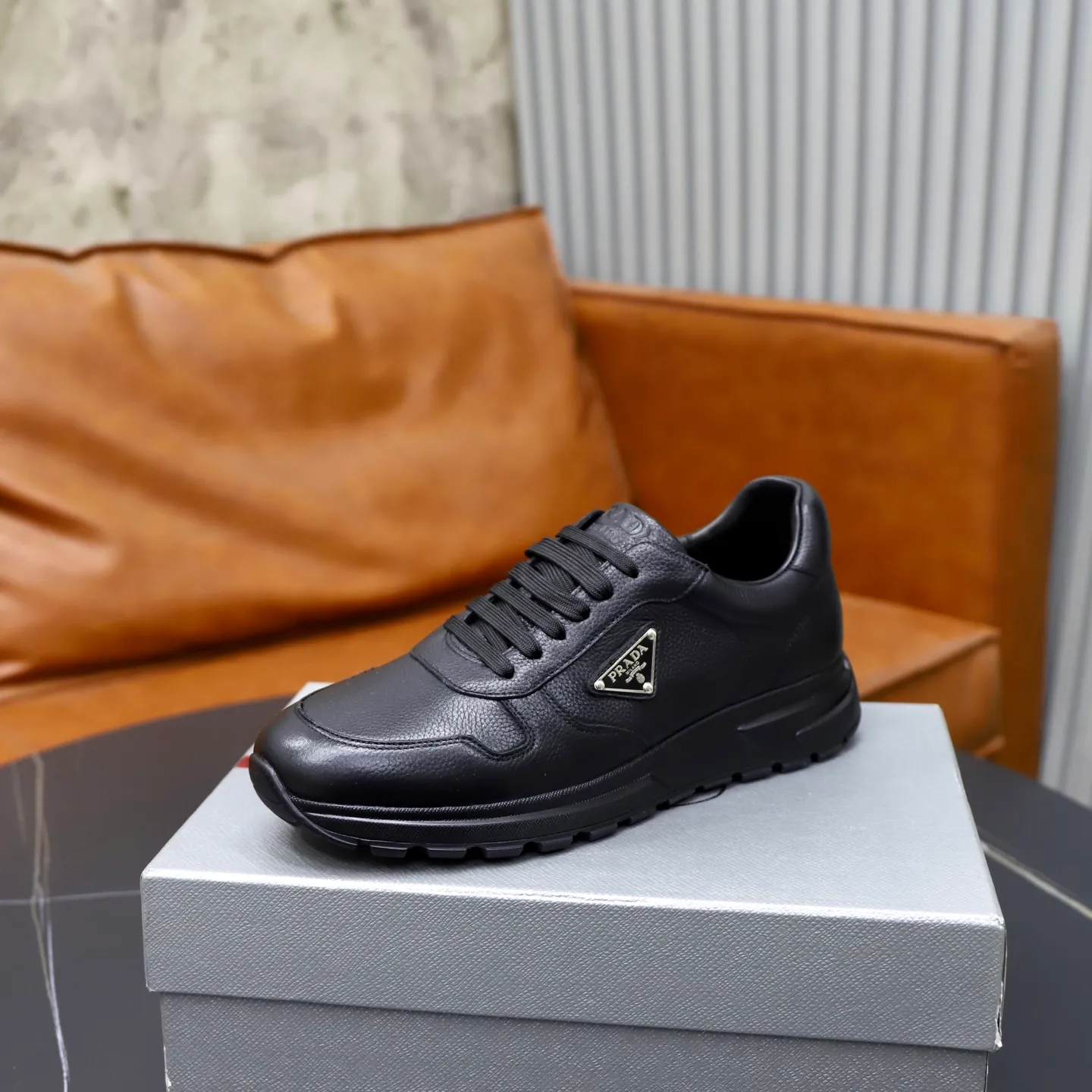 Factory price: 600💰Cow leather lining Brand: PRADA (Prada) Standard code: Men's size 38/44 (45 can be customized) Grade: Same as the official website Material: Original cowhide splicing imported cowhide lining Original combination two-color wear-resistant soft outsole Style category: Leisure and sports version Young fashion European and American trend British style Color: Real picture color